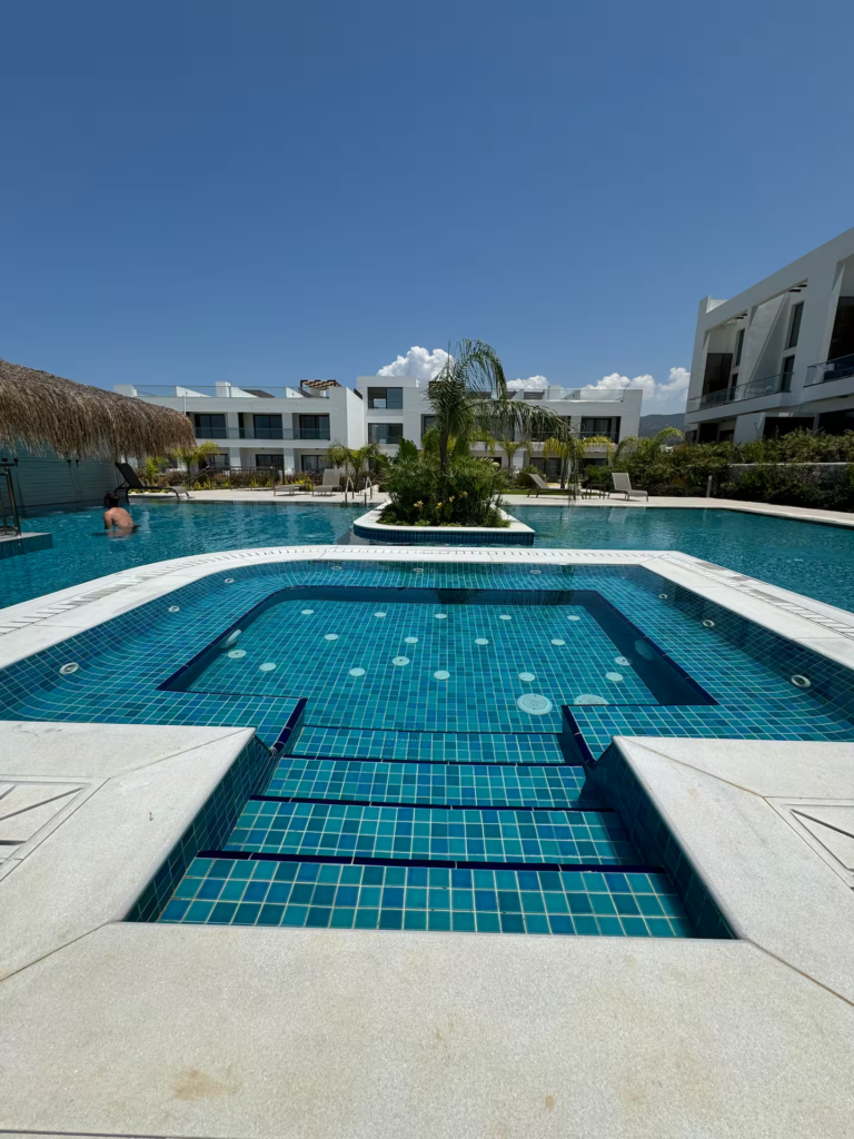 Апартаменты премиум-класса 1+1 Deja Blue у моря Эсентепе